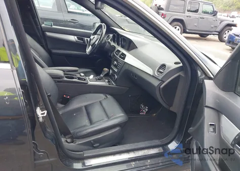 2014 Mercedes-Benz C 300 Luxury 4Matic/Sport 4Matic z USA, uszkodzony, nr VIN WDDGF8AB2EA937399